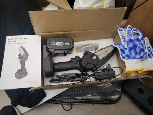 Electric mini chainsaw